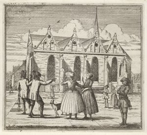 Männer und Frauen auf einem Platz bei der Grote Kerk in Leeuwarden