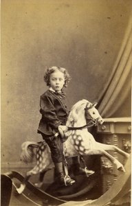 Junge auf einem Schaukelpferd sitzend, 1860er Jahre