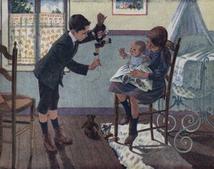 Die Erziehung des kleinen Bruders: In einem Raum sitzt ein Baby auf dem Schoß seiner großen Schwester und schaut sich die Puppe an, die sein Bruder weckt. Illustration von Robert Salles (1871-1929) in „Ich kann lesen“