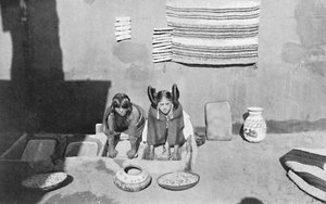 Hopi-Indianerinnen beim Mahlen von Maismehl, Walpi, Arizona, 1912