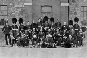 Eine Inspektionsgruppe von Offizieren der 1. Scots Guards von Robinson and Sons