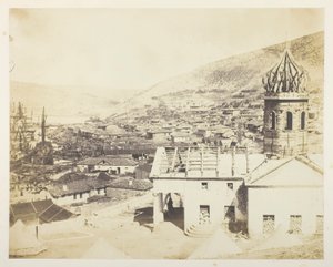 Die russische Kirche und die Stadt Balaklawa von Roger Fenton