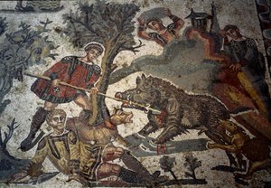 Ein Jäger wird von einem Eber angegriffen, einer seiner Gefährten stößt das Tier mit seinem Speer zurück (Detail der kleinen Jagdgesellschaft) von Roman