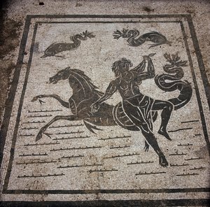 Antikes Ostia. Platz der Korporationen. Mosaik der Seefahrerkorporation von Sabratha. Eine Nymphe und ein Meeresross.
