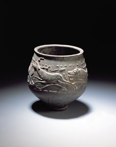 Becher mit Jagdszene, zeigt Hirsch, Hirschkuh und Hunde, vom römischen Fundort in Newstead, Melrose, 140-80 n. Chr.