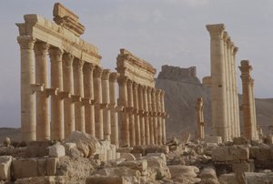 Ältester Teil der Kolonnadenstraße, die die Hauptachse der Stadt bildet, führt zu Qalaat Ibn Maan, einer arabischen Burg aus dem 17. Jahrhundert, erbaut in der ersten Hälfte des 2. Jahrhunderts von Roman