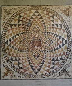 Geometrisches Mosaik mit Dionysos im Zentrum, entdeckt in einer römischen Villa in Korinth, Griechenland, römische Zivilisation, zweite Hälfte 2. bis frühes 3. Jahrhundert n. Chr.