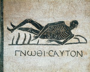 Gnothi seauton (Erkenne dich selbst, Memento Mori Mosaik aus Ausgrabungen im Kloster San Gregorio in Rom, mit dem griechischen Motto 3. Jahrhundert v. Chr.) Museo Nazionale Romano (o delle Terme) Rom