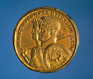 Goldmünze mit dem Bildnis von Kaiser Konstantin I. dem Großen von Roman