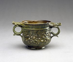 Grün glasierter Skyphos mit erhabenen Griffen, Blatt- und Beerenverzierungen, 1-100 n. Chr.