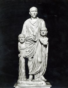 Lucius Junius Brutus hält Büsten seiner Vorfahren von Roman