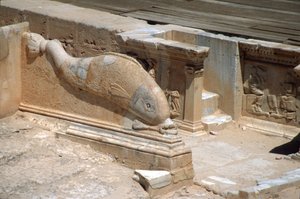 Relief-Schnitzerei eines Delfins vor der Bühne des Römischen Theaters (Foto) von Roman