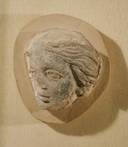 Relief, das den Kopf einer Frau darstellt, aus Tunesien von Roman