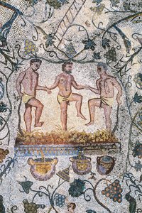 Römische Kunst: Erntemosaik. Detail, das drei Männer zeigt, die Trauben zerquetschen, um den Most zu gewinnen. Römisches Haus des Amphitheaters. 3. Jahrhundert n. Chr. Mérida, Spanien