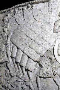 Römische Kunst: Angriff der Römer während des ersten Krieges. Abguss von 1862, der die Basreliefs der Trajanssäule (Colonna Traiana) in Rom reproduziert, erbaut während der Herrschaft von Kaiser Trajan (53-117) (Relief) von Roman