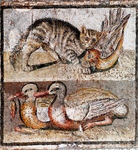 Römische Kunst: Mosaik, das eine Wildkatze zeigt, die ein Rebhuhn und zwei Enten fängt