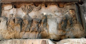 Römische Kunst: „Triumphzug der Bundeslade mit der Menora (siebenarmiger Leuchter)“
