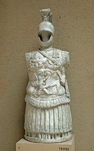 Römische Kunst: Trophäe von Waffen in Form einer Parade-Rüstung eines römischen Soldaten aus dem 1. Jahrhundert v. Chr. Rom, Museo della Civiltà Romana von Roman