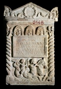 Römische Kunst: Aschenurne aus Pariser Marmor von Flavia Sabina, gestiftet von ihrer Tochter und ihrem Schwiegersohn. 2. Jahrhundert n. Chr. aus Rom. Louvre Museum von Roman