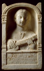Römische Kunst: Grabstele einer Frau namens „Lutatia Lupata“, verstorben im Alter von 16 Jahren beim Spielen eines Musikinstruments. 2. Jahrhundert n. Chr. Museo Nacional de Arte Romano, Merida, Spanien