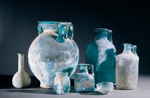 Römische Kunst: Glasvasen und Krüge. Aus Pompeji. 1. Jahrhundert n. Chr. Neapel, Museo Archeologico Nazionale von Roman