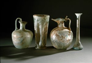Römische Kunst: Krüge und Glasvasen aus Pompeji. 1. Jahrhundert von Roman