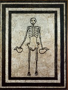 Römische Kunst: Skelett, das zwei Krüge hält. Mosaik des 1. Jahrhunderts. Neapel, Museo Nazionale Archeologico - Römische Kunst: Skelett, das zwei Krüge hält. Mosaik des 1. Jahrhunderts aus Pompeji. Nationales Archäologisches Museum, Neapel, Italien