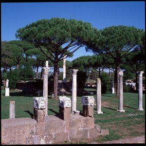 Römische Kunst: Blick auf die Ruinen des Tempels der Ceres, archäologische Stätte von Ostia von Roman