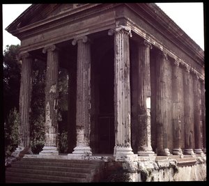 Römische Kunst: Ansicht der Ruinen des Tempels des Portunus (Tempel des männlichen Glücks), archäologische Stätte des Boarium-Forums, 70-80 n. Chr., Rom, Italien (Römische Kunst: Ansicht des Tempels der Fortuna Virilis (Portunus) Rom, Italien) Fotografie von Roman