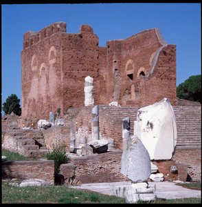 Römische Kunst: Ansicht der Ruinen des Kapitols, archäologische Stätte von Ostia von Roman