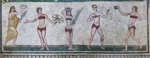 Raum der Mädchen, die Athleten darstellen, die an einem Leichtathletikwettbewerb teilnehmen und einen zweiteiligen Badeanzug tragen