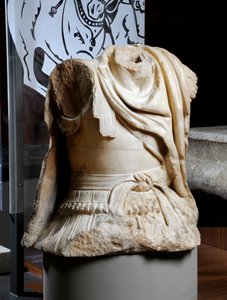 Skulptierter Torso eines Kavalleristen, vermutlich eine Kopie einer Originalbronze von Alexander dem Großen, ca. 75-25 v. Chr. von Roman