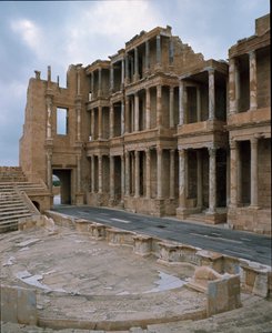 Bühne des römischen Theaters, 2.-3. Jahrhundert von Roman