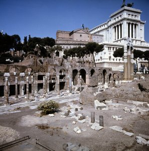 Das Caesar-Forum begann 54 v. Chr. und endete unter Kaiser Augustus. Rom. von Roman