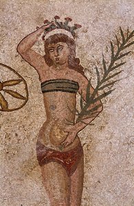 Junge Römer bei körperlichen Übungen. Sie tragen einen Lendenschurz um die Nieren und ein Strophium (Vorläufer des BHs) auf der Brust. Der Palmzweig, den sie halten, ist ein Symbol des Sieges. Römisches Mosaik des 3. - 4. Jahrhunderts der Villa del Casale,
