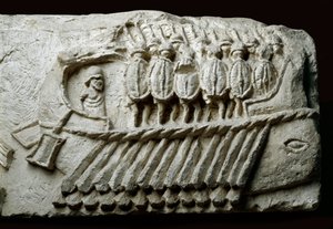 Abguss eines römischen Biremen-Kriegsschiffs mit bewaffneten Soldaten (Relief auf Fels) von Roman Roman