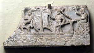 Deckel eines Sarkophags mit symbolischer Darstellung eines Schiffes namens Thekla: Der heilige Paulus hält das Ruder und manövriert das Segel