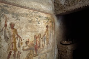 Fresko, das Lararium nahe dem Eingang zur Küche darstellt, Haus des Caius Julius Polybius, Pompeji (UNESCO-Welterbeliste) von Roman Roman
