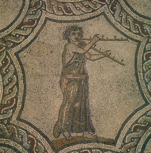 Mosaik, das eine Flötenspielerin darstellt, aus dem Haus des Dionysos, in Volubilis, Marokko, Römische Zivilisation von Roman Roman