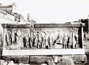Pluteus von Trajan mit Darstellungen der Institutio Alimentaria (Marmor) (s/w Foto)