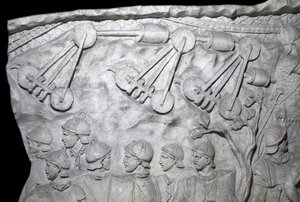 Römische Kunst: Kriegsmaschinen während des Zweiten Krieges. Abguss von 1862, der die Basreliefs der Trajanssäule in Rom reproduziert, erbaut während der Herrschaft von Kaiser Trajan (53-117). Die Trajanssäule erinnert an den siegreichen