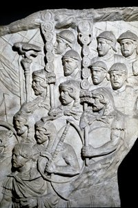 Römische Kunst: Krieger, die Vexillum (römische Banner) tragen. Abguss von 1862, der die Basreliefs der Trajanssäule in Rom reproduziert, erbaut während der Herrschaft von Kaiser Trajan (53-117). Die Trajanssäule erinnert an den Sieg von Roman Roman
