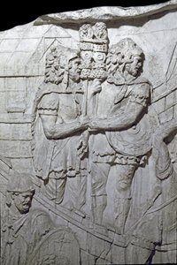 Römische Kunst: „Krieger, die den römischen Adler tragen (Aquiliferes)“ Abguss von 1862, der die Basreliefs der Trajanssäule (Colonna Traiana) in Rom reproduziert, erbaut während der Herrschaft von Kaiser Trajan (53-117). Die Trajanssäule erinnert an