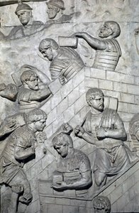 Römische Kunst: Bau eines Forts im römischen Lager. Abguss von 1862, der die Reliefs der Trajanssäule in Rom reproduziert von Roman Roman