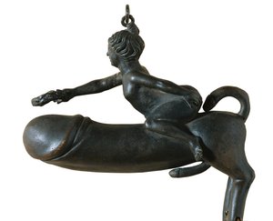 Sasamon Phallus. 1. Jh. Tier mit Brust, Beinen und Schwanz in Form einer Eichel, bestiegen von einer Frau mit Lorbeerkranz. Amulett gegen den bösen Blick. Römische Kunst. Frühes Reich. Skulptur auf Bronze. SPANIEN. KATALONIEN. BARCELONA. Barcelona. Archäol