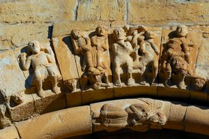 Fassade der Kirche Santa Maria de Covet, Isona, Spanien (Detail)