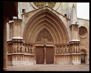 Gotische Kunst: Detail des zentralen Portals der Kathedrale von St. Thecle in Tarragona