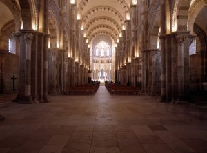 Innenansicht der Kathedrale von Vézelay (89): Das Kirchenschiff. von Romanesque