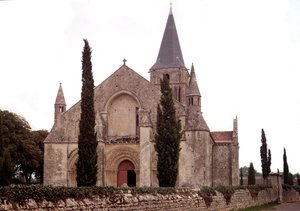 Romanische Architektur: Blick auf die Kirche von Aulnay