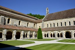 Romanische Architektur: Blick auf den Kreuzgang und die Gebäude der Zisterzienserabtei von Fontenay, Burgund